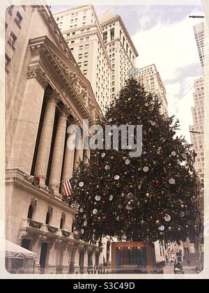 Die New Yorker Börse schmückt jede Weihnachtszeit mit einem riesigen Weihnachtsbaum, NYC, USA Stockfoto