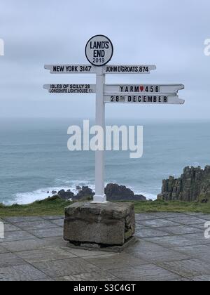 Lands End Wegweiser zeigt Entfernungen nach New York und John o'groats, Cornwall berühmtes Schild in England Stockfoto