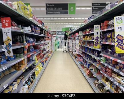 Die Regale im Supermarkt vor der Stufe 4-Sperre in Somerset England am Silvesterabend bevorratet. ASDA-Laden in Wellington, Somerset, England wird mit Lebensmitteln für Käufer aufgefüllt. Stockfoto