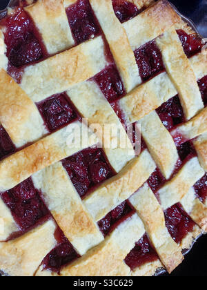 Backen einer Gittermuster Kirschkuchen Stockfoto