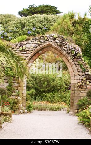 Verfallener und zerbröckelter alter Steinbogen des Tresco Abbey Garden, Isles of Scilly, Cornwall, England. Stockfoto