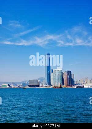 Blick auf den ICC-Turm und den Victoria-Hafen in Hongkong. Stockfoto