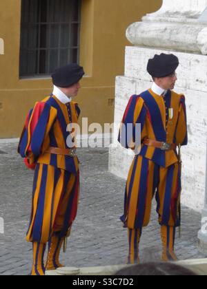 Zwei Mitglieder der Päpstlichen Schweizergarde, vatikanische Soldaten des Papstes, Rom Italien Stockfoto