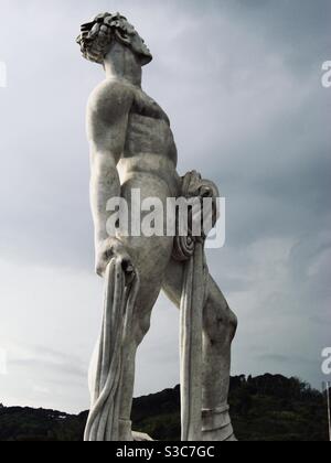 Weiße Carrara-Marmorstatue eines muskulösen männlichen Athleten im Sportkomplex Foro Italico, Stadio dei Marmi (früher Foro Mussolini), in Rom, Italien Stockfoto