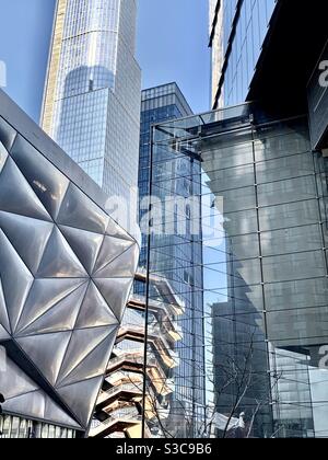 Erstaunliche architektonische Formen der neuen Gebäude in den Hudson Yards von der High-Line in New York an einem Wintertag gesehen. Stockfoto