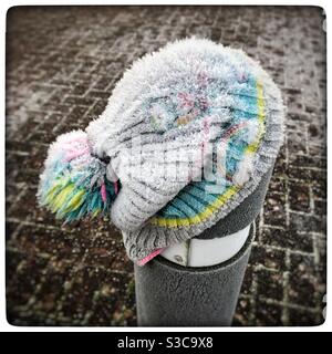 Ein mit Frost bedeckter Wollmütze wurde in einem Supermarkt-Parkplatz in Dumfries, Schottland, zurückgelassen. Stockfoto