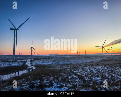 Sonnenuntergang auf Whitelee Windfarm in Schottland Stockfoto