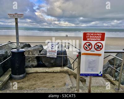 pêche à pieds et baignade interdite, Port du Masque obligatoire à Plerin-sur-mer en Bretagne en hiver 2021 Stockfoto