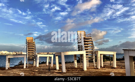 Tische und Stühle gestapelt, während das Strandcafé in Corralejo, Fuerteventura, Kanarische Inseln geschlossen ist Stockfoto