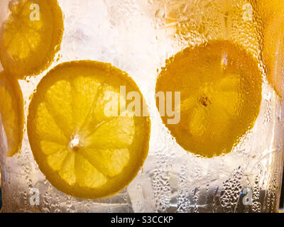 Zitronenscheiben auf einem Glas Limonade. Stockfoto