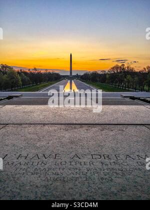 Die Sonne geht über den Stufen des Lincoln Memorial auf der National Mall in Washington DC auf. Im Vordergrund sind die berühmten Worte von Martin Luther King aus seiner I have a Dream Speech. Stockfoto