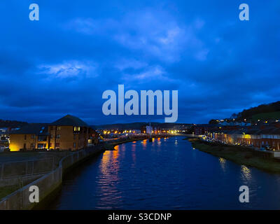 Aberystwyth, West Wales, Großbritannien. Montag, 11. Januar 2021. Wetter: Eine atemberaubende Bluehour füllt den Himmel in Aberystwyth. Bildnachweis ©️ Rose Voon / Alamy Live News. Stockfoto