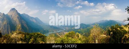 Mekong Fluss und Blick auf die Berge Nong Khiaw Laos Stockfoto