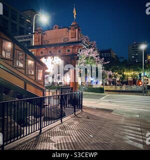 LOS ANGELES, CA, SEP 2020: Blick von hinten Angels' Flight Standseilbahn auf Hill Street, Downtown, bei Nacht mit Grand Central Market im Hintergrund Stockfoto