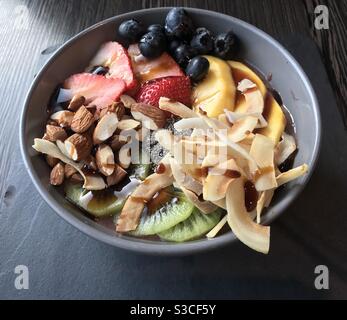Bio acai, frische tropische Früchte und Chia Frühstückschale Stockfoto