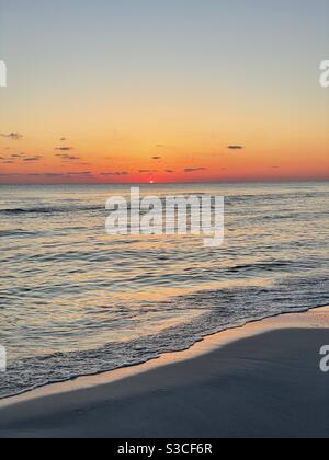 Sonnenuntergang über dem Golf von Mexiko Florida Emerald Coast Stockfoto