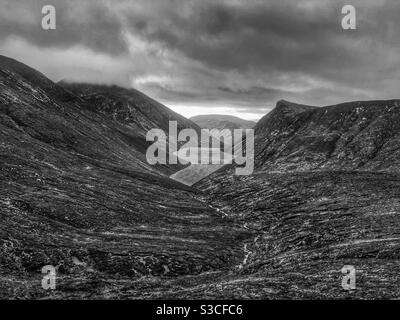 Black and White Crom - Slieve Crom Berg und Stausee in den Mourne Mountains in Nordirland. Stockfoto