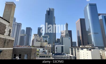 LOS ANGELES, CA, SEP 2020: Weitwinkelansicht der Skyline der Innenstadt mit Blick auf das Finanzviertel, mit Wolkenkratzern, Wohnungen und Bürogebäuden, Tageszeit Stockfoto