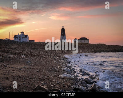 Point Judith Leuchtturm bei Sonnenaufgang am Eingang zur Narragansett Bay in Narragansett, Rhode Island, USA. Der Leuchtturm wurde 1856 erbaut und steht im National Register of Historic Places. Stockfoto