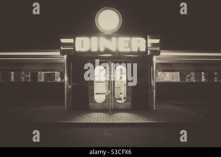 Ein altmodisches amerikanisches Diner in Schwarz-Weiß mit hellen Lichtern Nacht Stockfoto