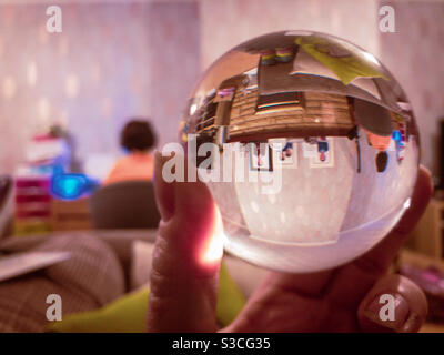 Szene in den vorderen Räumen in einer Glaslinsenkugel. Stockfoto