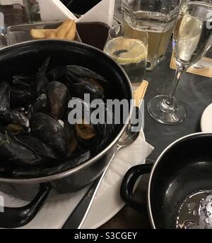 Ein Topf mit Muscheln marinières Muscheln in Weißwein gekocht Serviert mit Pommes frites Stockfoto