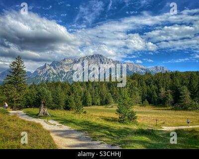 Wanderweg vom Kranzberg zurück ins Zentrum von Mittenwald in den bayerischen Alpen. Stockfoto