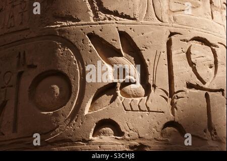 Tief eingravierte altägyptische Hieroglyphen-Symbole, die in eine Steinsäule am Luxor-Tempel, Luxor, Ägypten, gehauen wurden Stockfoto