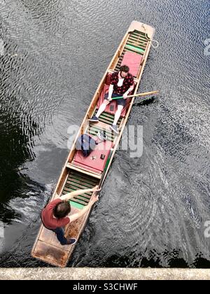 Blick auf zwei Männer in einem Punt auf die River Cam Stockfoto
