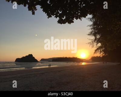 Sonnenuntergang am Ao Nang Strand Krabi Thailand Stockfoto