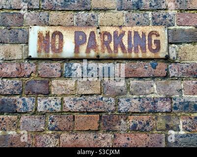 Rostige No Parking Zeichen Stockfoto