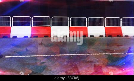 Rote und weiße Straßensperren mit Farbeffekten Stockfoto