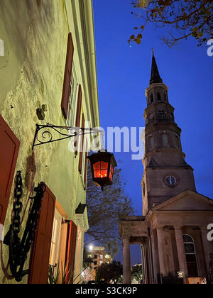 Rote Laterne außerhalb eines Hauses in der Nähe von St. Phillip's Episcopal Church in der Innenstadt von Charleston, South Carolina, USA. Stockfoto