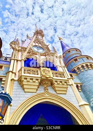 Blick auf das majestätische Cinderella's Castle in Walt Disney World, Florida. Stockfoto