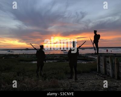 Stehende Wache ein Denkmal für gefallene Soldaten von Mersea Island Die im 1. Weltkrieg ihr Leben verloren haben Stockfoto