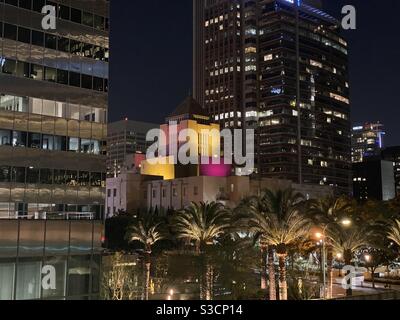 LOS ANGELES, CA, OCT 2020: Los Angeles Central Library in Downtown, beleuchtet in Gold und Purpur in der Nacht, um den Jahrestag des Todes von Lakers Basketballspieler Kobe Bryant zu gedenken Stockfoto