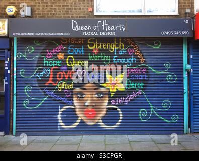 Wunderschöne Graffiti-Kunstwerke auf den Fensterläden eines Floristen in der Church Street, Tottenham. Stockfoto