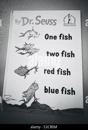 Kinderbuch- Dr. Seuss Buch- ein Fisch, zwei Fische, roter Fisch, blauer Fisch - Lernen und Bildung -Bilderbücher Stockfoto