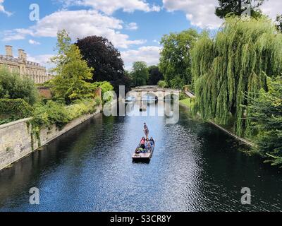 Bootfahren auf dem Fluss Cam in Cambridge