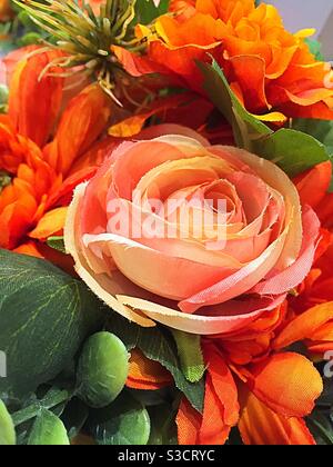 Bouquet von bunten Blumen mit einer rosa Rose Stockfoto