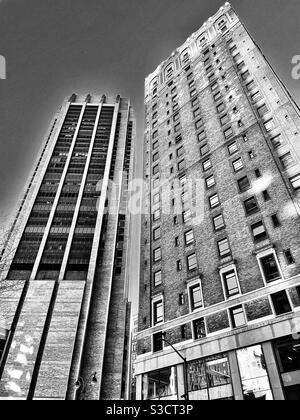 Über der Kreuzung von Park Avenue und 34th Street in New York City, USA, ragen sonnenverwöhnte Wolkenkratzer Stockfoto