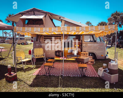 Retro Vintage Volkswagen Van Camper bei einem lokalen Volkswagen Bug Jam auf Amelia Island, Florida, USA Stockfoto