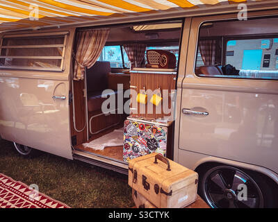 Retro Vintage Volkswagen Van Camper bei einem lokalen Volkswagen Bug Jam auf Amelia Island, Florida, USA Stockfoto