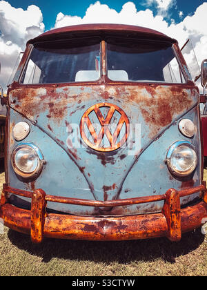 Frontdetail eines Retro Vintage Volkswagen Van Camper bei einem lokalen Volkswagen Bug Jam auf Amelia Island, Florida, USA Stockfoto