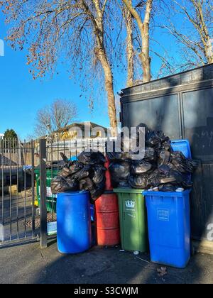 Am 25 2021. Januar werden in Ladywell Fields im Stadtteil Lewisham, London England, überlaufene Mülltonnen gesehen Stockfoto