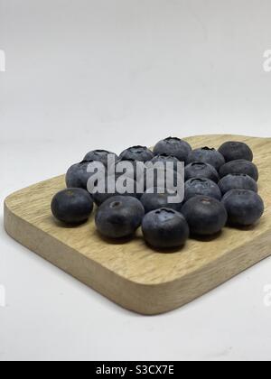 Heidelbeeren auf einem Holzbrett, Stillleben Foto Stockfoto