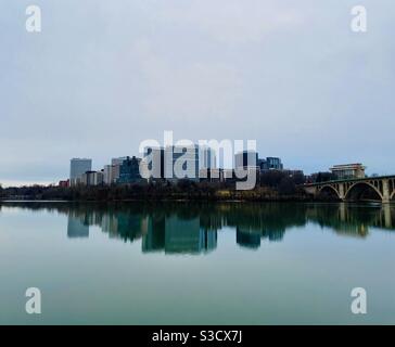 Die Skyline von Arlington VA von der Georgetown Waterfront in DC. Stockfoto