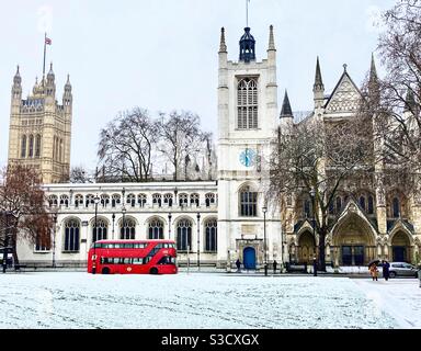 Red Bus und Schnee in Westminster Abbey am Parliament Square, London, Großbritannien Stockfoto