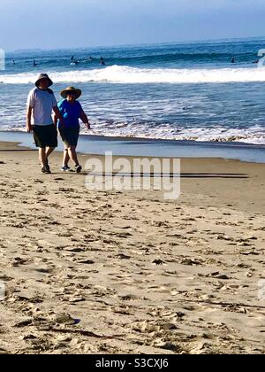 Diese beiden Menschen entlang der Küste in Santa Monica, Kalifornien, zeigen, wie angenehm es ist, gesunde Gewohnheiten zu entwickeln und mit dem Buddy-System! Stockfoto
