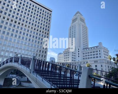 LOS ANGELES, CA, NOV 2020: Blick über Fußgängerbrücke in der Innenstadt mit Rathaus und ratsbüros hinter Stockfoto